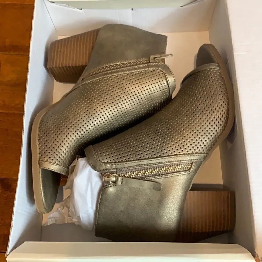 🩷 New Style & Co Kiriip golden zip peep toe